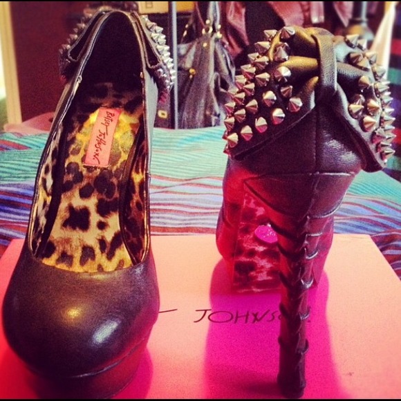 😍 Betsey Johnson Pumps 👠