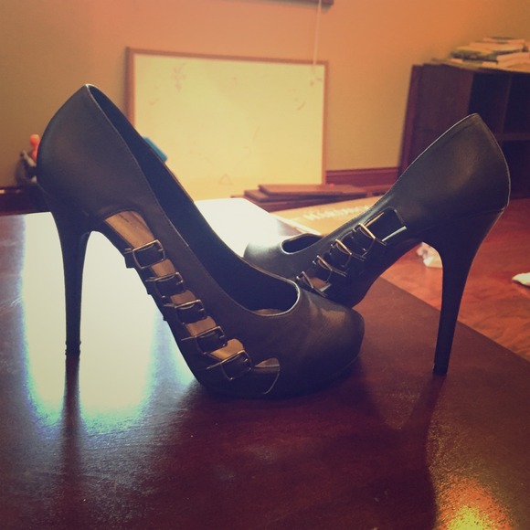 Shi heels leather with 5 buckles. Super sexy