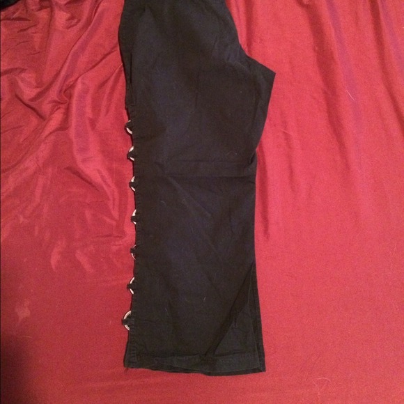 Great look black Capri! - Picture 3 of 3