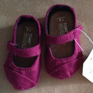 NWT Infant TOMS. Burgundy Mary Janes. Size 3