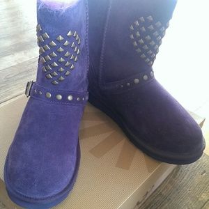 SOLD BNWB Ugg Adrianna 6youth fits 7-8 womens