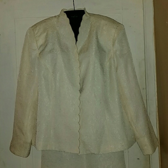Ivory suit - Picture 2 of 4
