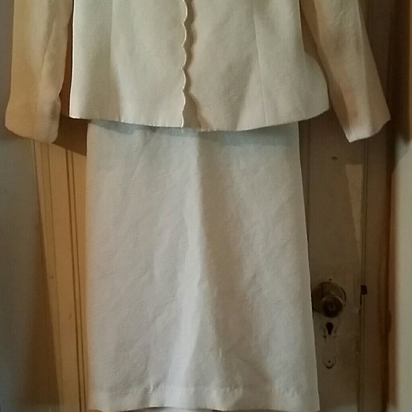 Ivory suit - Picture 3 of 4