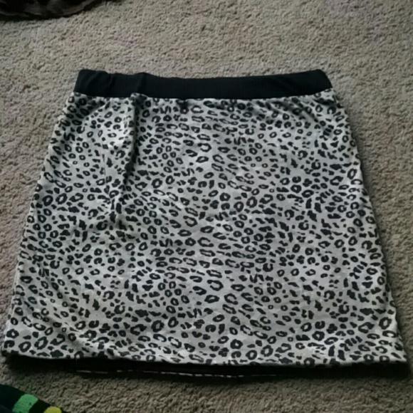 Reversable black/chettah mini skirt