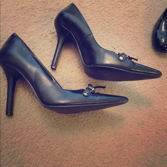 Black pumps