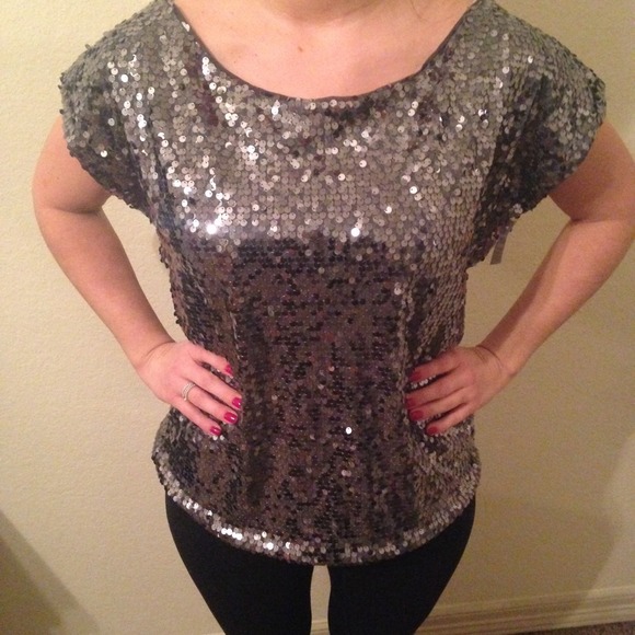 🍁Express Sequin Tee - Picture 2 of 3