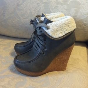 Wedge boots with faux fur