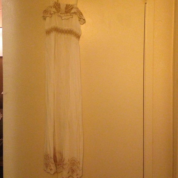 Beautiful white maxi dress with gold sequence. - Picture 3 of 3