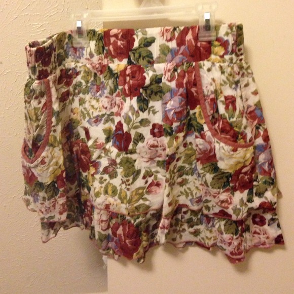 Beautiful floral skirt - Picture 2 of 2