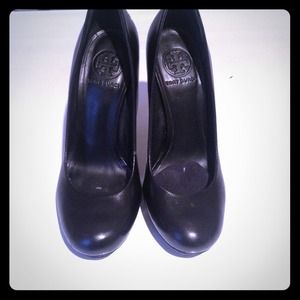 Tory burch black leather pumps