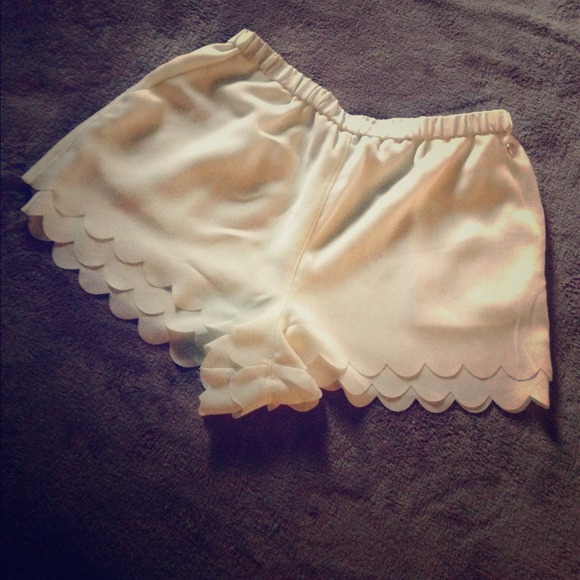 kendall and kylie high waisted scallop shorts 🌻
