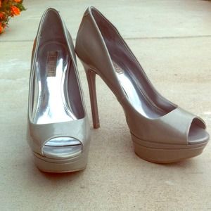 5 inch grey/silver platform open toed pumps. 👠