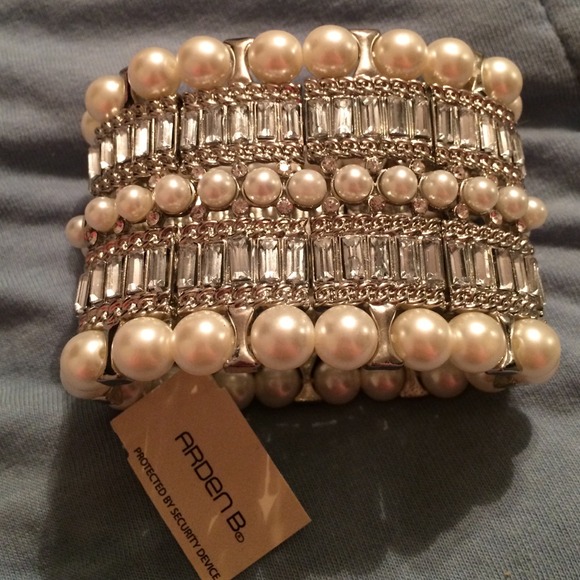 Arden B Jewelry - Arden B Stretch Crystal & Pearl Bracelet New