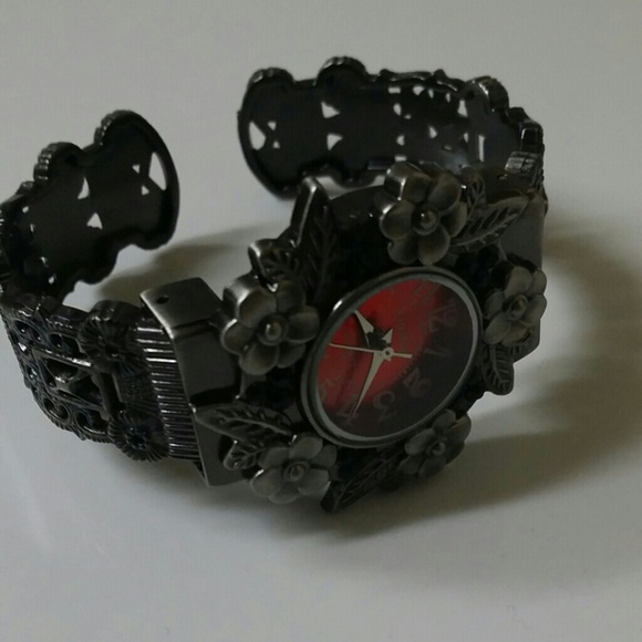 Red watch - Picture 3 of 3