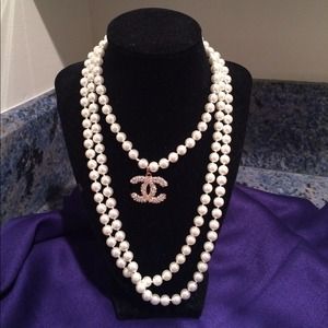 Gorgeous long pearl necklace in Ecru