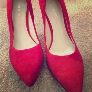 Suede pump shoes
