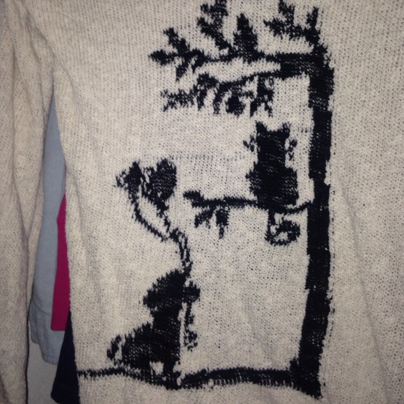 White and black sweater - Picture 2 of 2