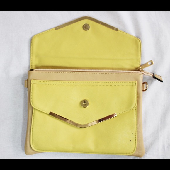 β€οΈSOLDβ€οΈ Yellow Double Pocket Purse - Picture 2 of 3