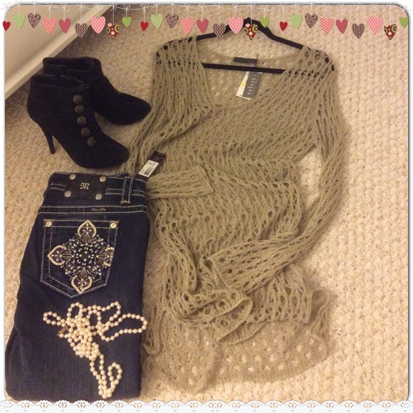 Crochet Tunic Sweater w/V-Neck & Sassy Side Slits - Picture 2 of 4