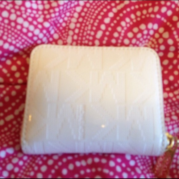 Small vanilla Michael Kors wallet - Picture 2 of 4