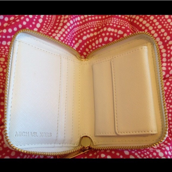 Small vanilla Michael Kors wallet - Picture 3 of 4