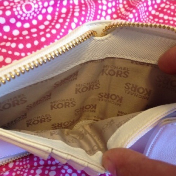 Small vanilla Michael Kors wallet - Picture 4 of 4