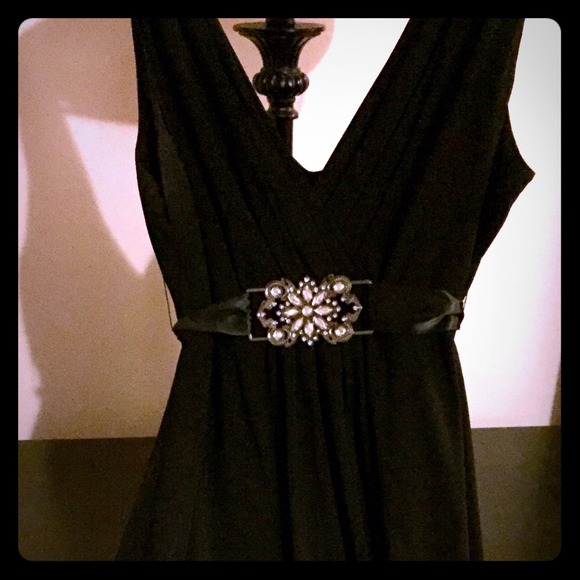 Dresses & Skirts - Elegant black v neck dress