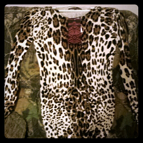 Sold locally!!New size med. Cheetah long sleeve - Picture 1 of 2