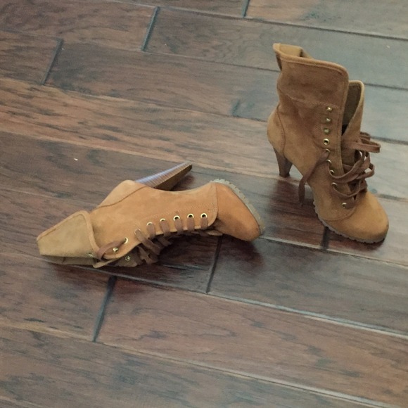 BRAND NEW STEVE MADDEN BOOT - Picture 1 of 2