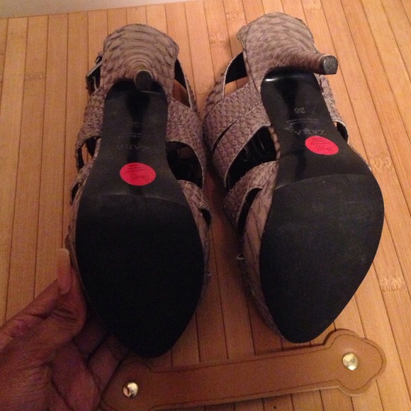 Alligator Textured Heels - Picture 3 of 3