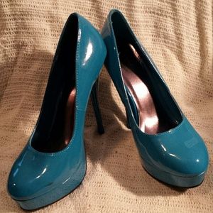 Blue pumps