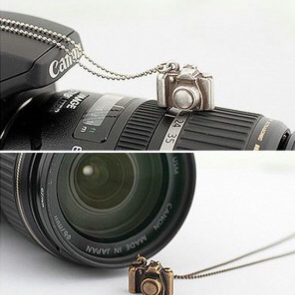 Jewelry - Silver tone vintage camera necklace