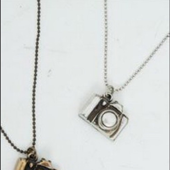 Silver tone vintage camera necklace - Picture 2 of 4
