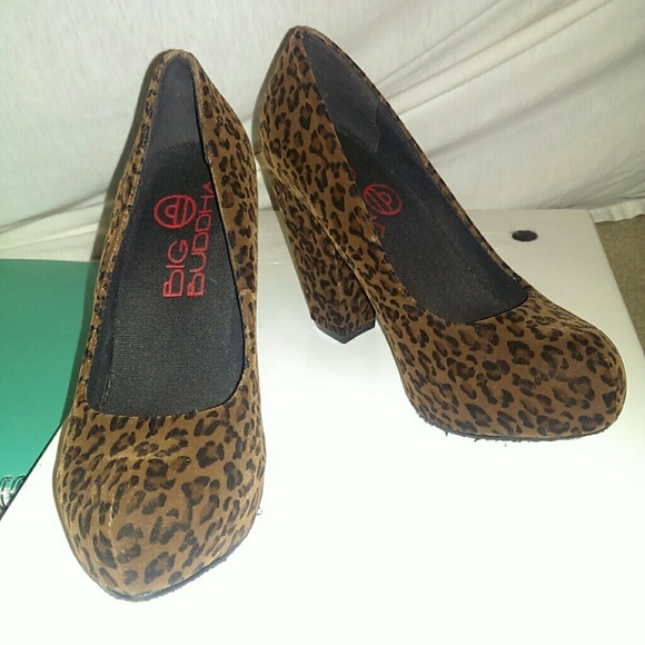 Suede leopard print pumps