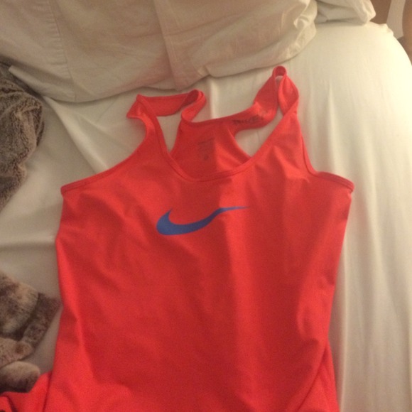 REDUCED!! ☺️ NWOT Nike work out tank