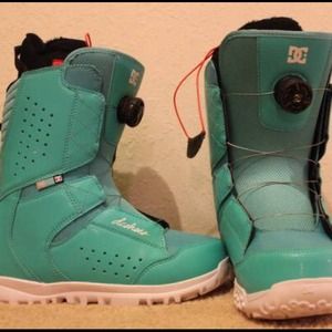 Snowboarding boots