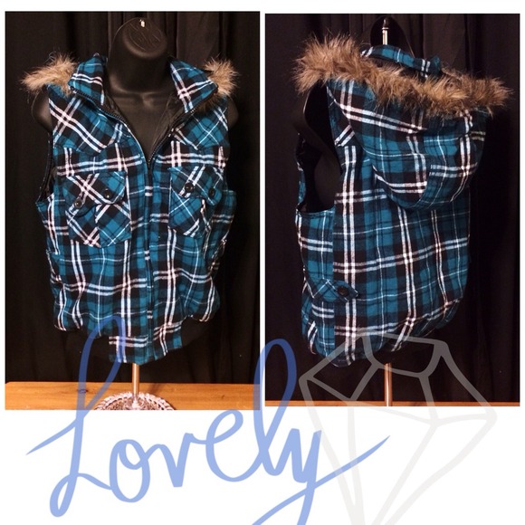 ❄️ Hooded Plaid Vest w/ Fur Trim ❄️