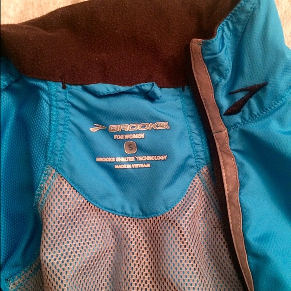 Brooks running gear windbreaker. W/ reflectors - Picture 2 of 3