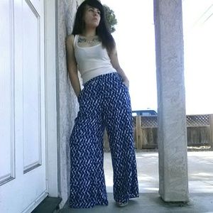 Flowy and thin straight leg pants -Medium