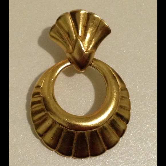 Frosted Gold Vintage Clip On Earrings - Picture 3 of 4