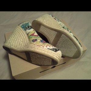 9 west floral wedge