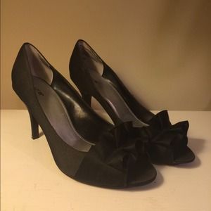 Black Apt. 9 chic ribboned heels