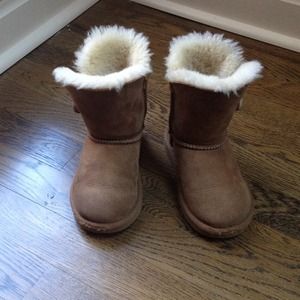 Girls size 10 ugg boots chestnut with button