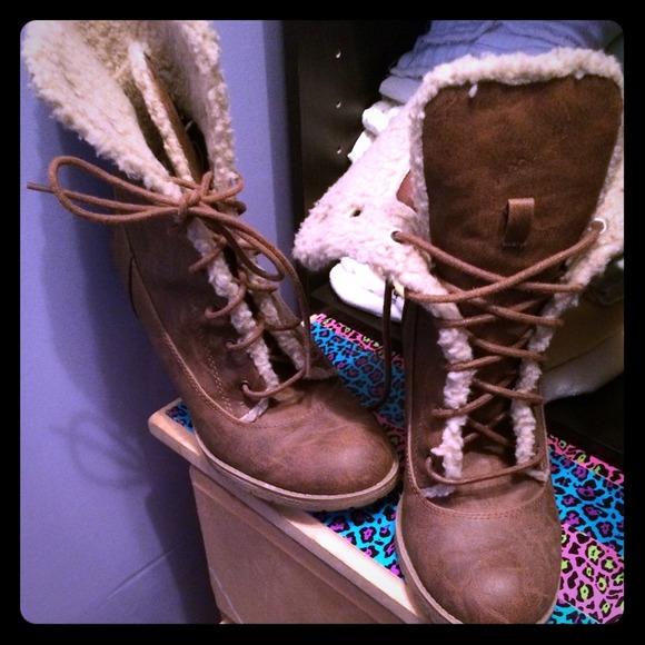 Faux leather brown booties with faux fur