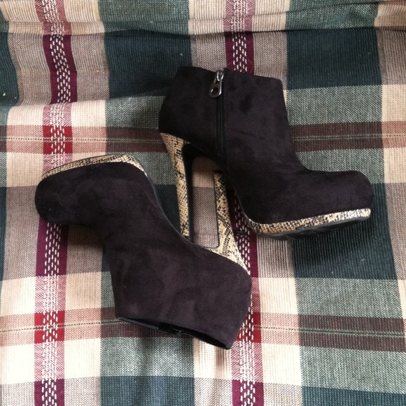 Sofia Vergara Booties. Size; 10 - Picture 3 of 4