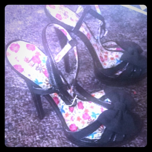 High Heels With A Bow 😍
