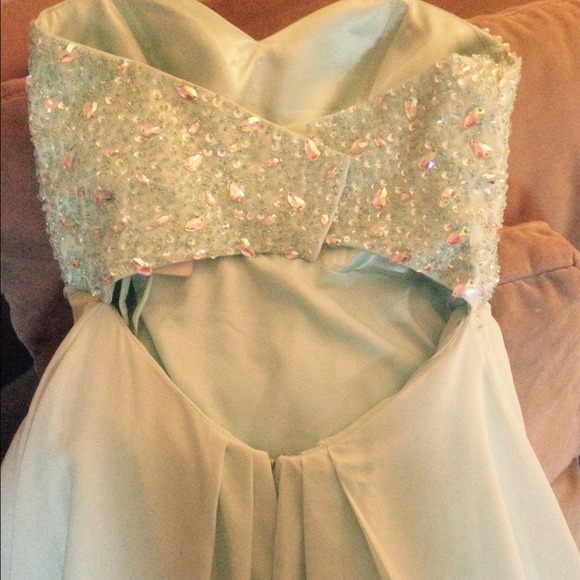 Prom dress. - Picture 2 of 4