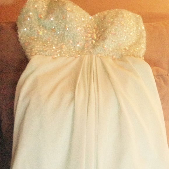 Prom dress. - Picture 4 of 4
