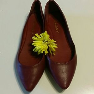 Pointy burgundy flats