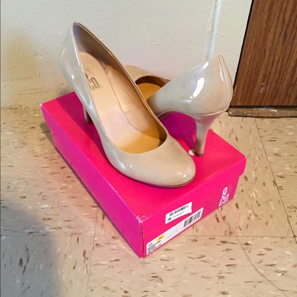 Nude patent leather pumps